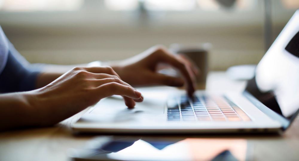 Perdorimi i internetit per leximin e lajmeve, shqiptaret te fundit sipas Eurostat